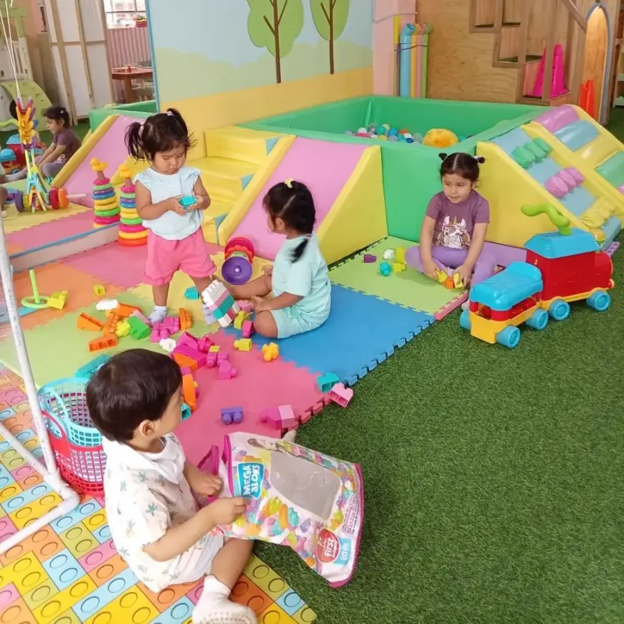 Niños jugando en La Casita del Árbol